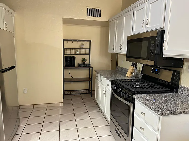 2401 N Jordan Dr — Photo 2