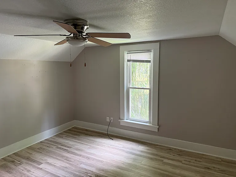 3114 Thompson Ave — Photo 2