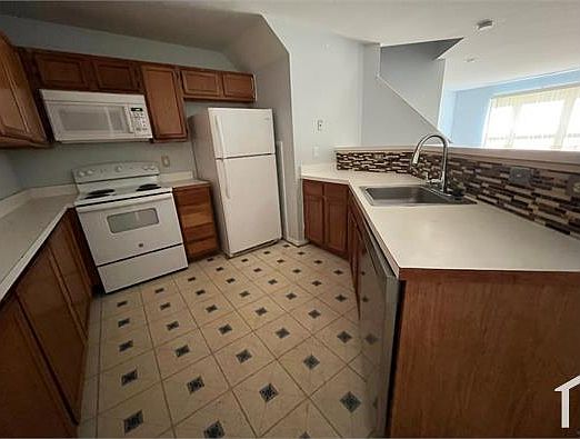 3rd image of 4125 Hunters Hill Cir