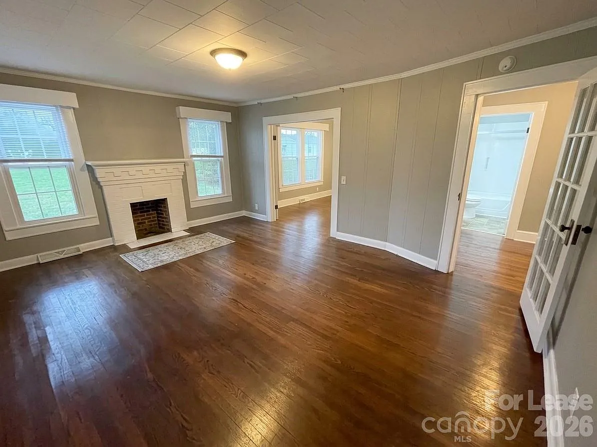 2 bed, 1.0 bath, 1308 sqft, $1,400 — Photo 2