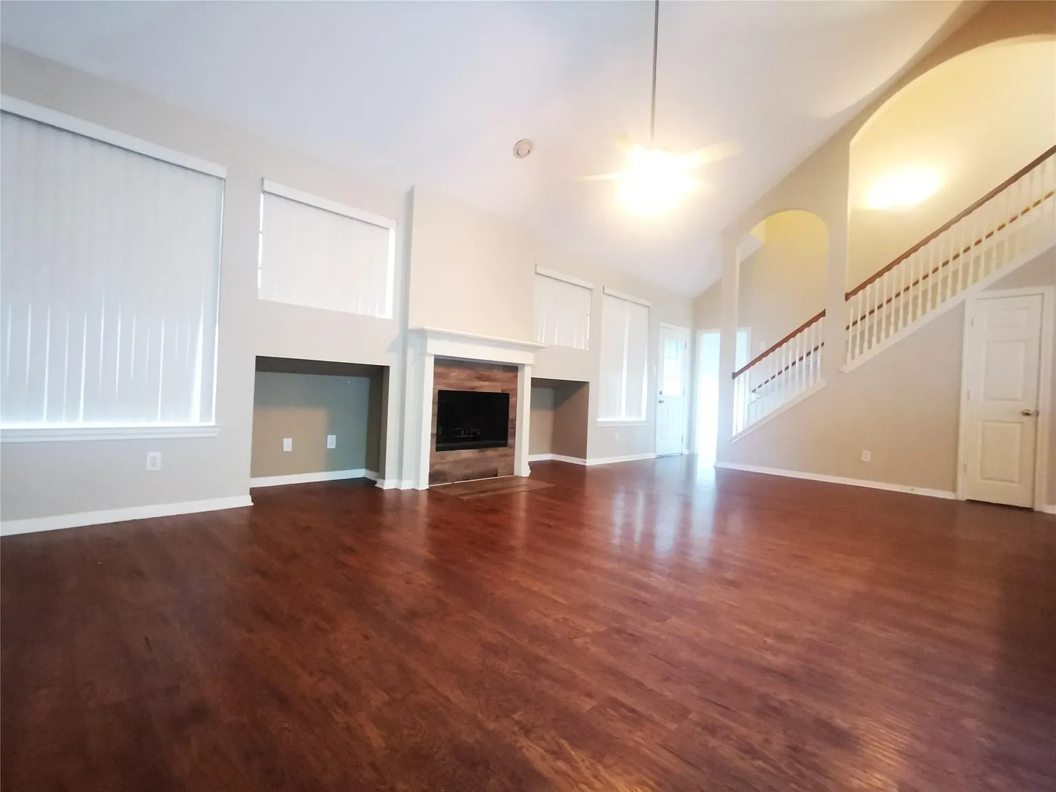 3 bed, 2.5 bath, 2301 sqft, $2,400 — Photo 3