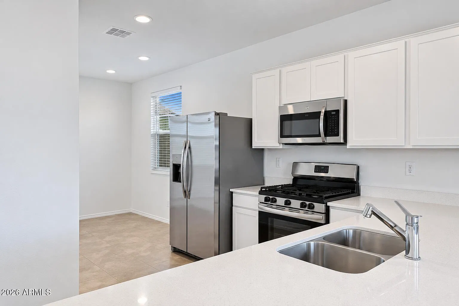 3 bed, 2.0 bath, 1400 sqft, $2,000 — Photo 3