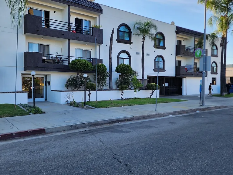 6420 Fulton Ave — Photo 2