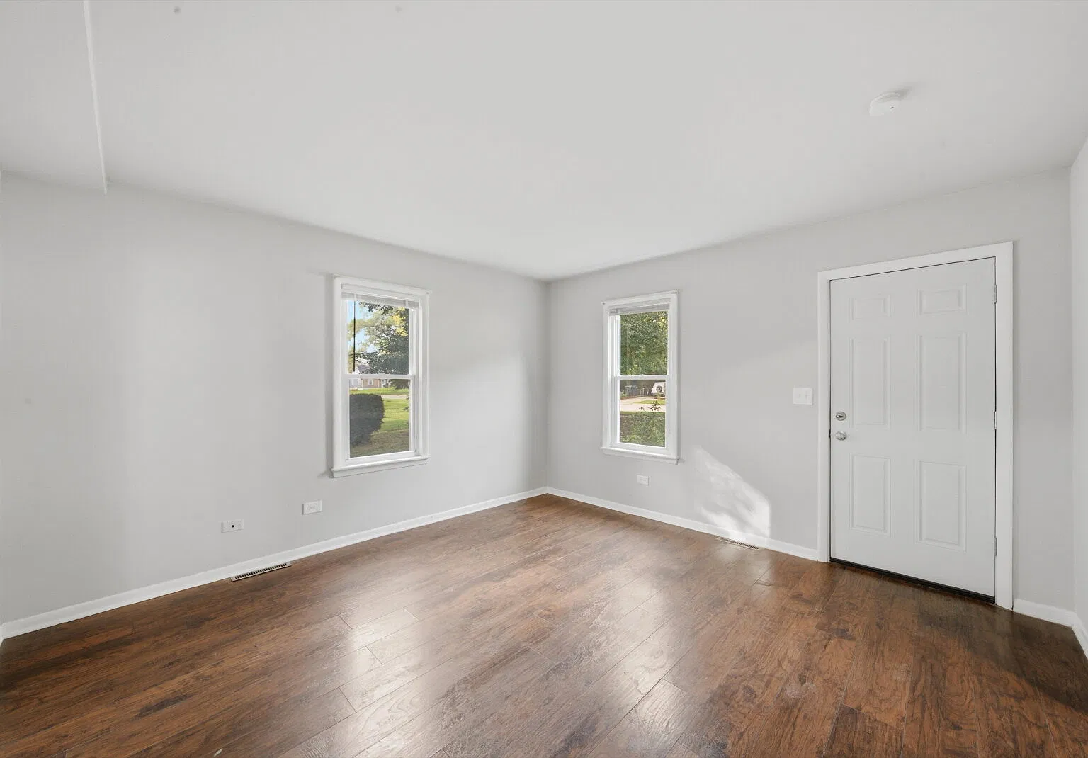 3 bed, 1.0 bath, 996 sqft, $1,990 — Photo 2