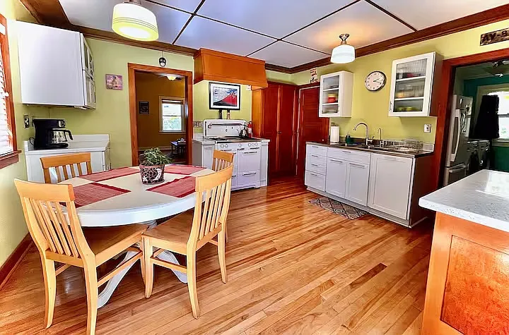 711 W Aspen Ave — Photo 3