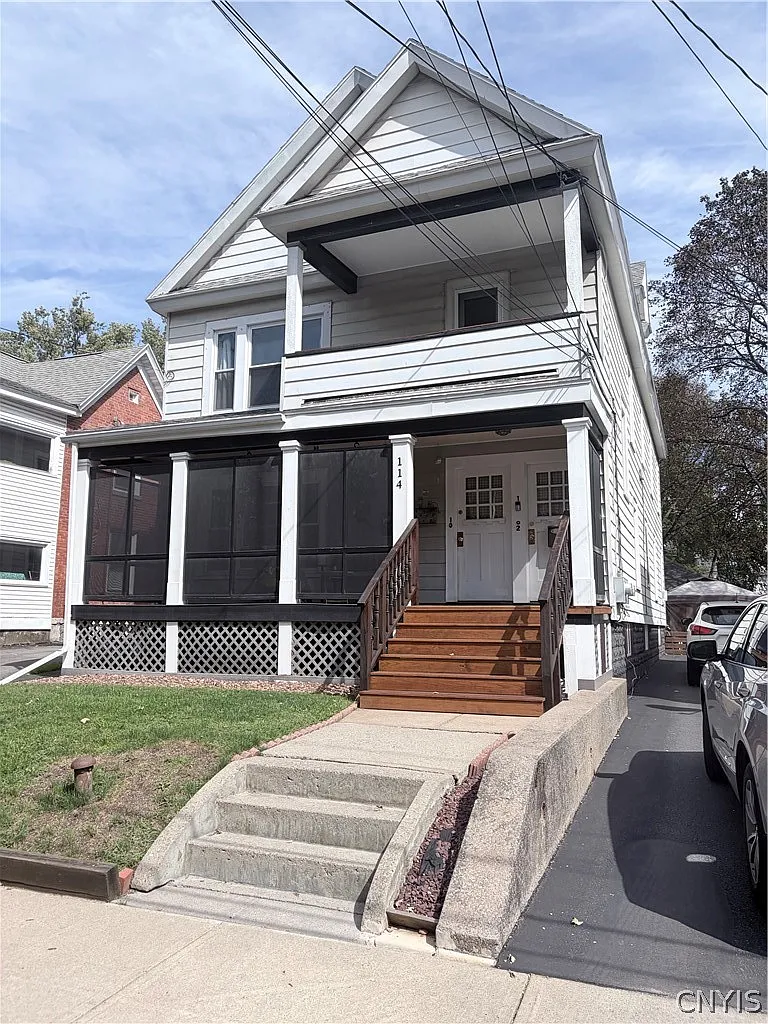 3 bed, 1.0 bath, 1352 sqft, $1,600 — Photo 1