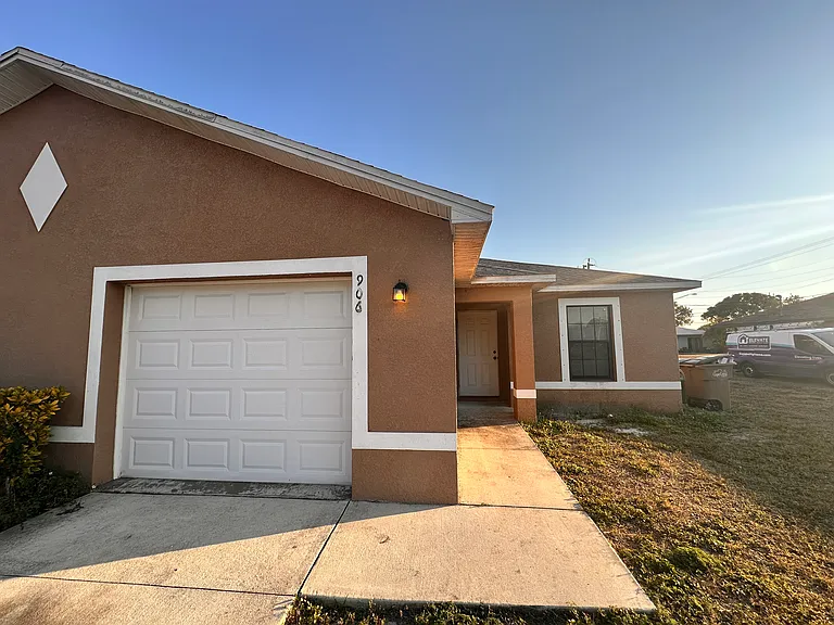 906 NE 12th Terrace Cpe — Photo 1