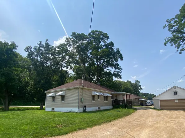 16943-16945 Rooster Ln, Dubuque, IA 52001