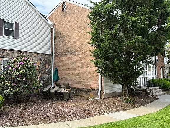 Sitting area on side