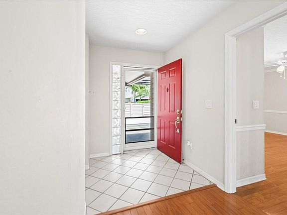 5th image of 820 Willow Creek Ln