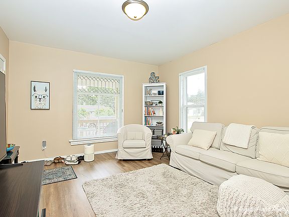 4th image of 521 Burbank Ave