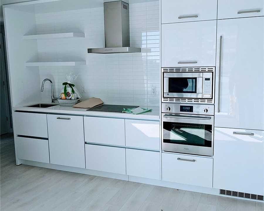 2nd image of 2221 Yonge St #1707