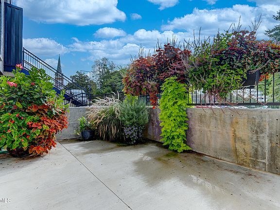3rd image of 601 W Vine Ave