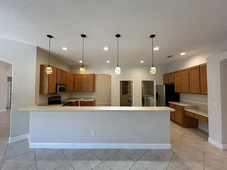 130 Oyster Pl — Photo 3