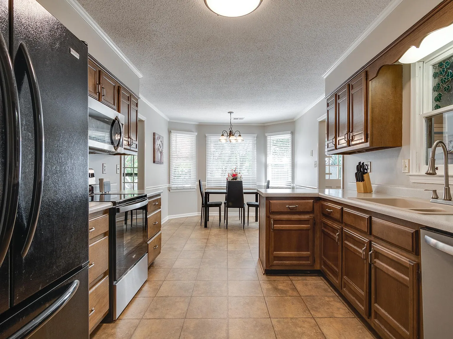 3 bed, 1741 sqft, $4,000 — Photo 3