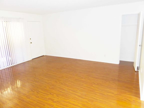 3rd image of 14942 Burbank Blvd