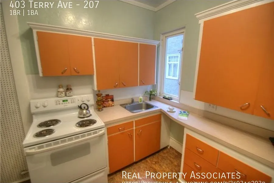 Condo in Downtown Seattle Near Harborview Hospital — Photo 2