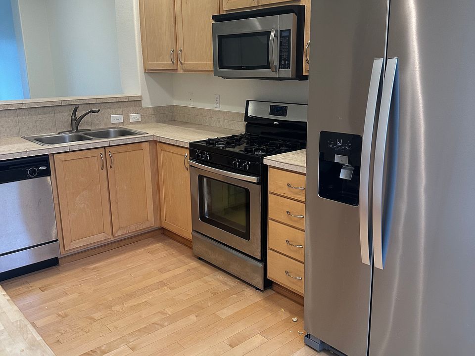 Kitchen with. gas cooking and stainless steel appliances