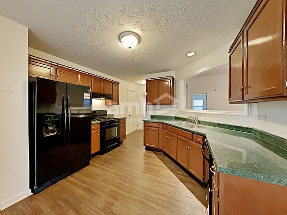 3rd image of 113 Buttonwood Dr