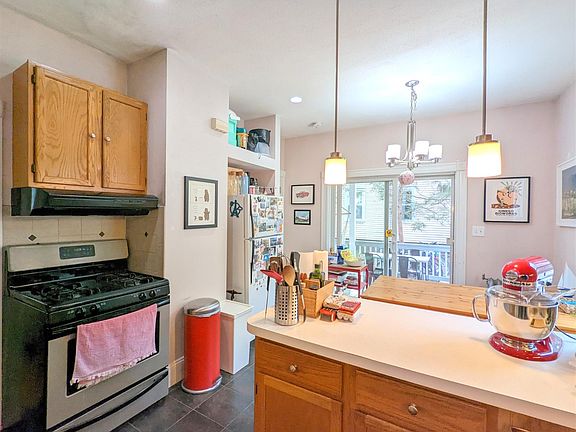 5th image of 392 Washington St #1