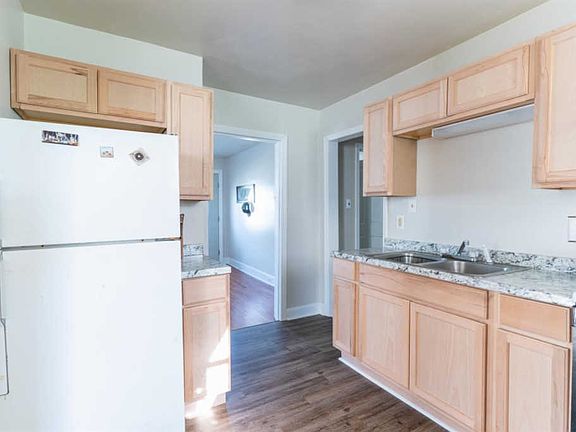 3rd image of 4820 Carver St