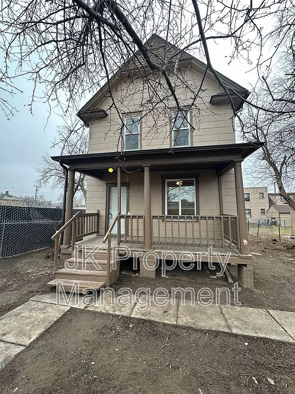 3 bed, 1.0 bath, 1200 sqft, $1,250 — Photo 1