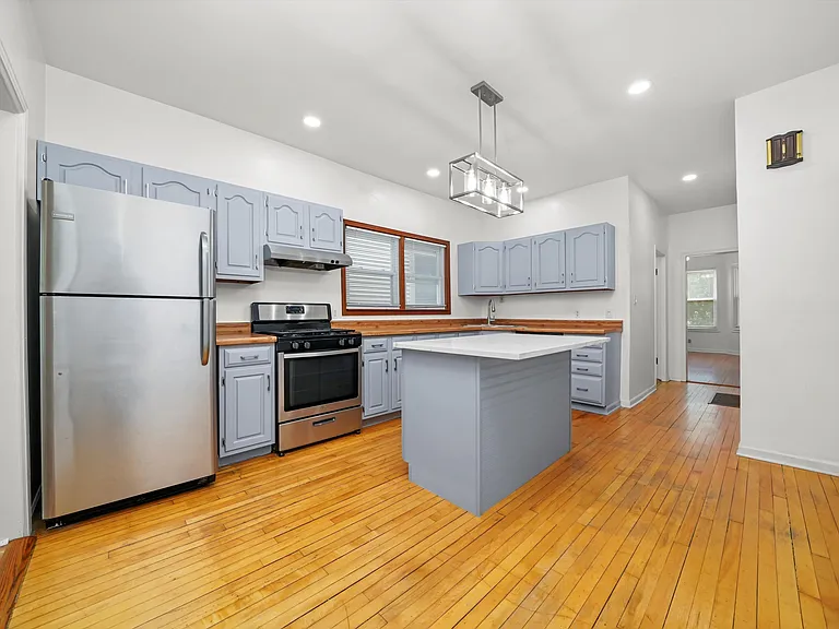 2444 W Gunnison St #1 — Photo 6