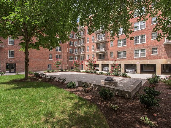 The Metropolitan Apartments Courtyard Far