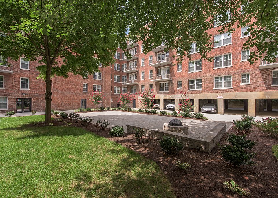 The Metropolitan Apartments Courtyard Far