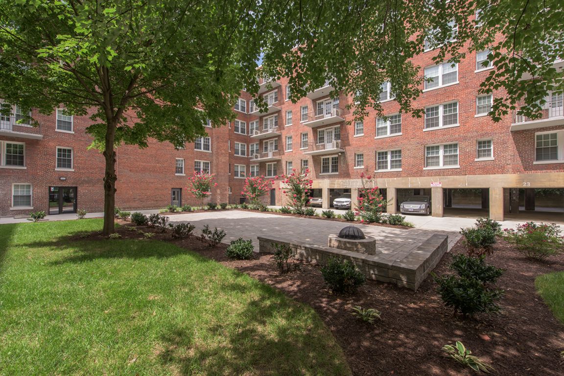 The Metropolitan Apartments Courtyard Far