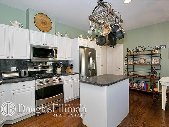 4th image of 11 Country Club Ln