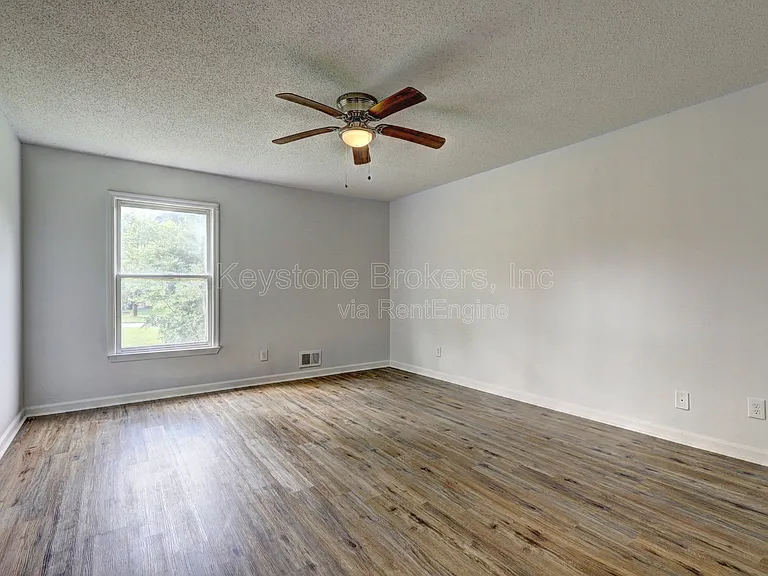 212 Clarkdell Dr — Photo 6