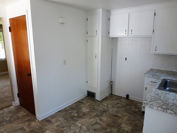 3rd image of 12 Lepeirs Dr