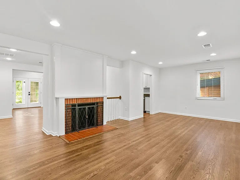 109 Devon Ct — Photo 3