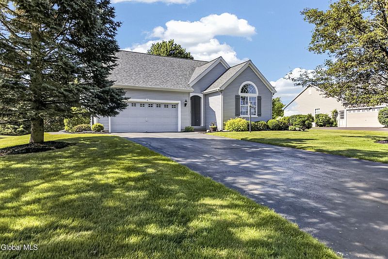 3rd image of 6 Danbury Court