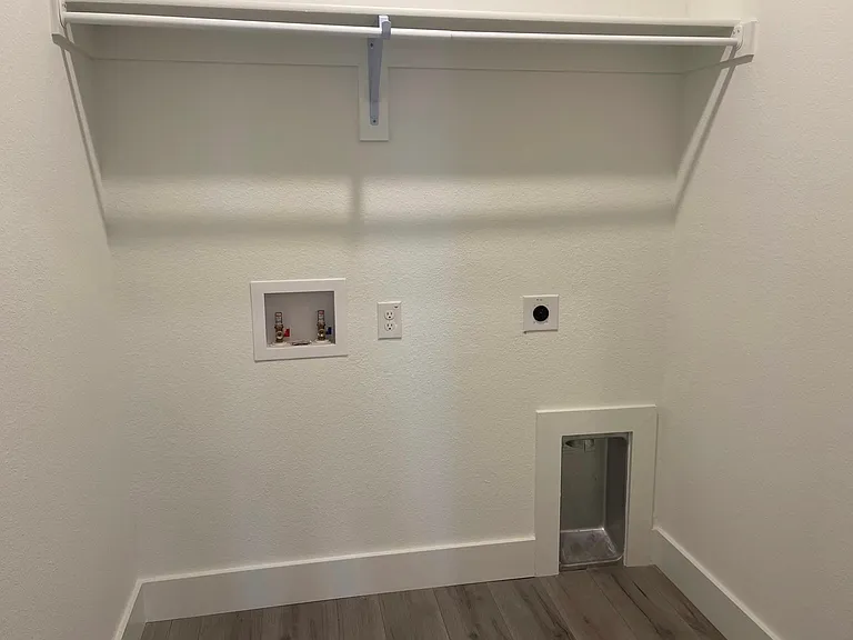 605 Cloverleaf Dr — Photo 16