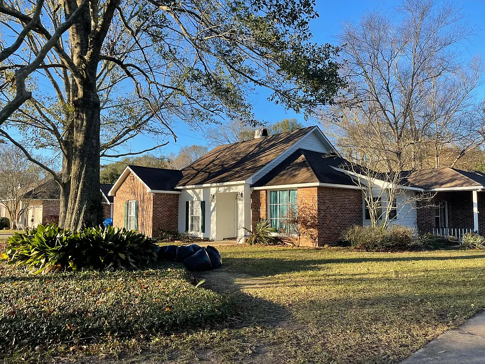 1702 Fairview Dr