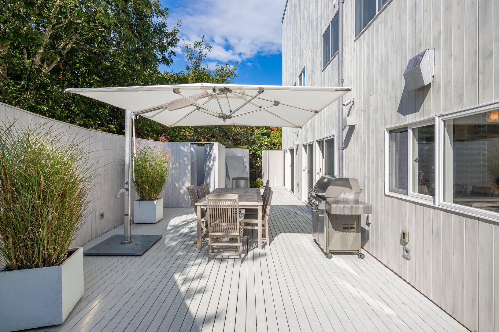  Outdoor Eating and Outdoor Shower
