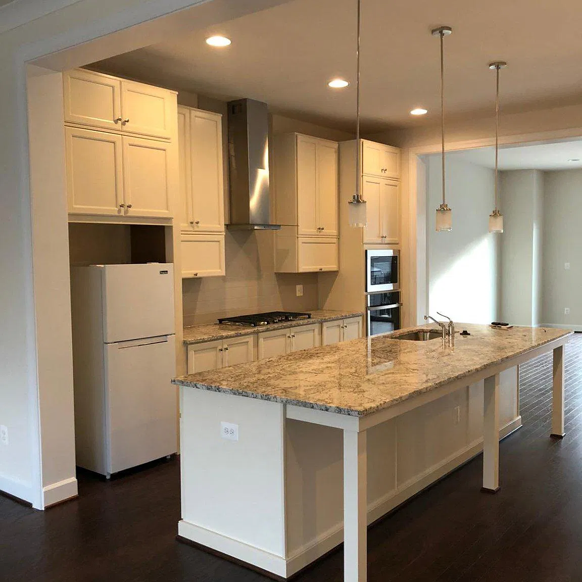 3 bed, 3.5 bath, 3118 sqft, $3,600 — Photo 2