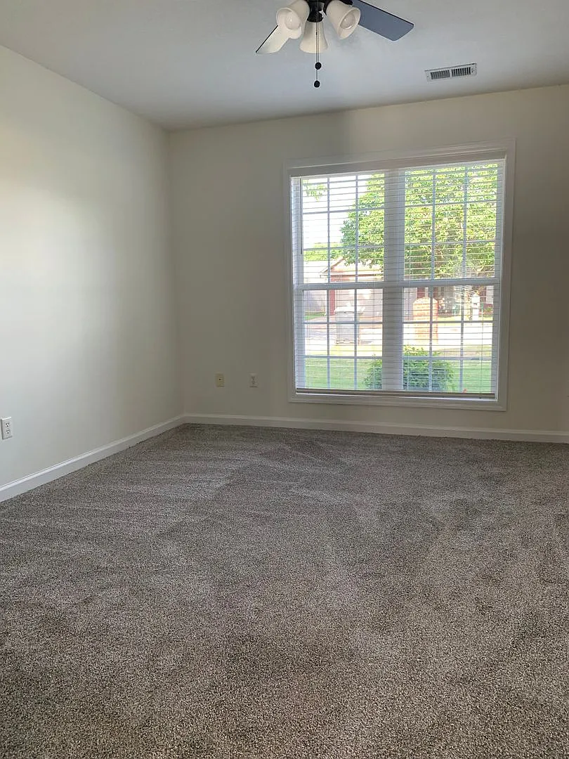 3 Bed 2 Bath/2 Car Garage and Fenced in Yard! — Photo 4