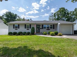40 West Dr, Kings Park, NY 11754
