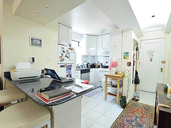 3rd image of 106 W 69th St APT 9C