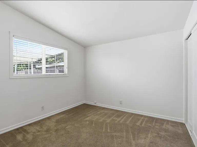 421 Burgoyne St — Photo 11