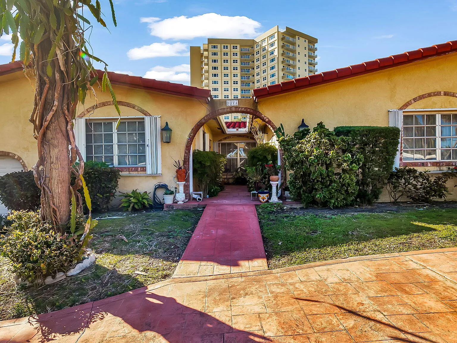 2 bed, 2.0 bath, 3961 sqft, $5,000 — Photo 2