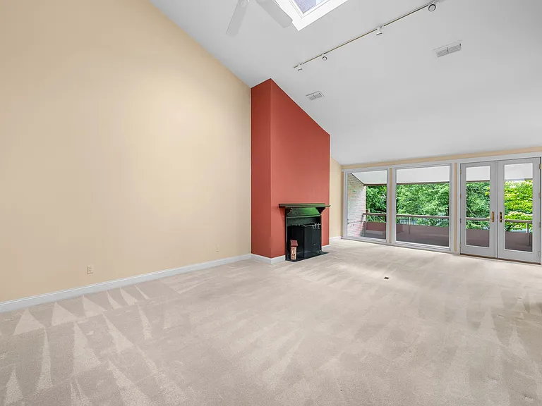 241-287 Perkins St #B502 — Photo 8