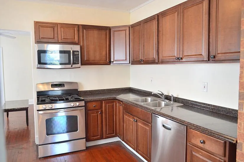 5 bed, 2060 sqft, $3,250 — Photo 3