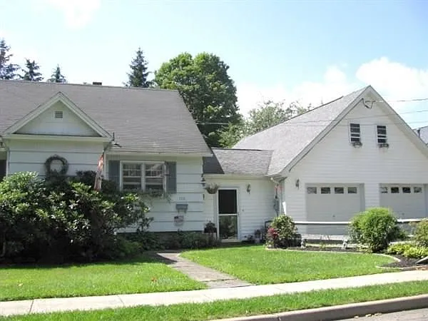 730 E Spring St photo 1