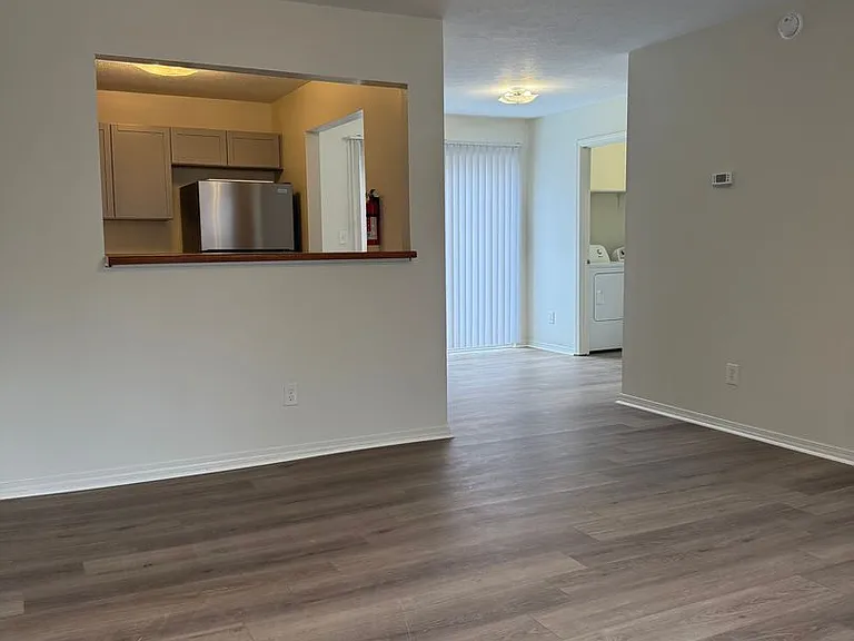 1441 W Allen St — Photo 12