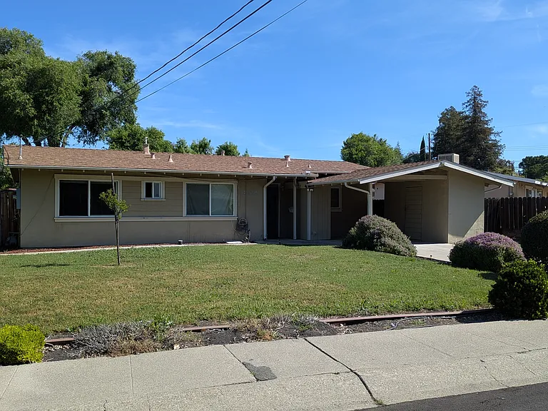 2118 Huron Dr — Photo 2