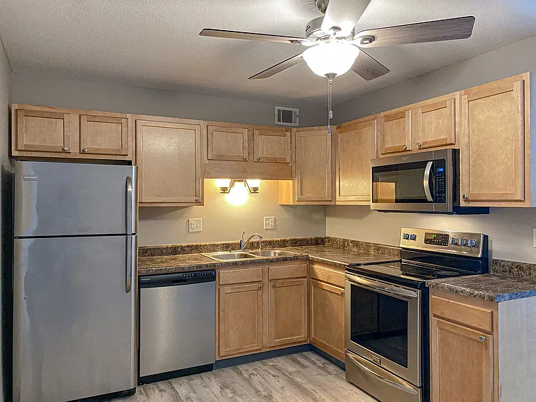 Windsor Chateau - Move in special- FREE GARGAE! — Photo 18